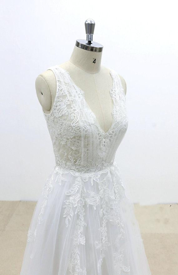 V-Cut shape Back Tulle Lace Appliques A Line Open Back Beach Wedding Dresses JS648