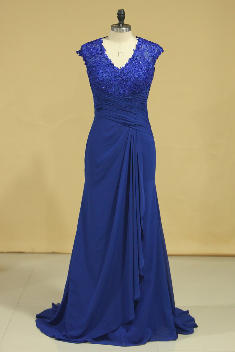 2024 Hot V Neck Mother Of The Bride Dresses Dark Royal Blue Sweep Train With Ruffle Cap Sleeves